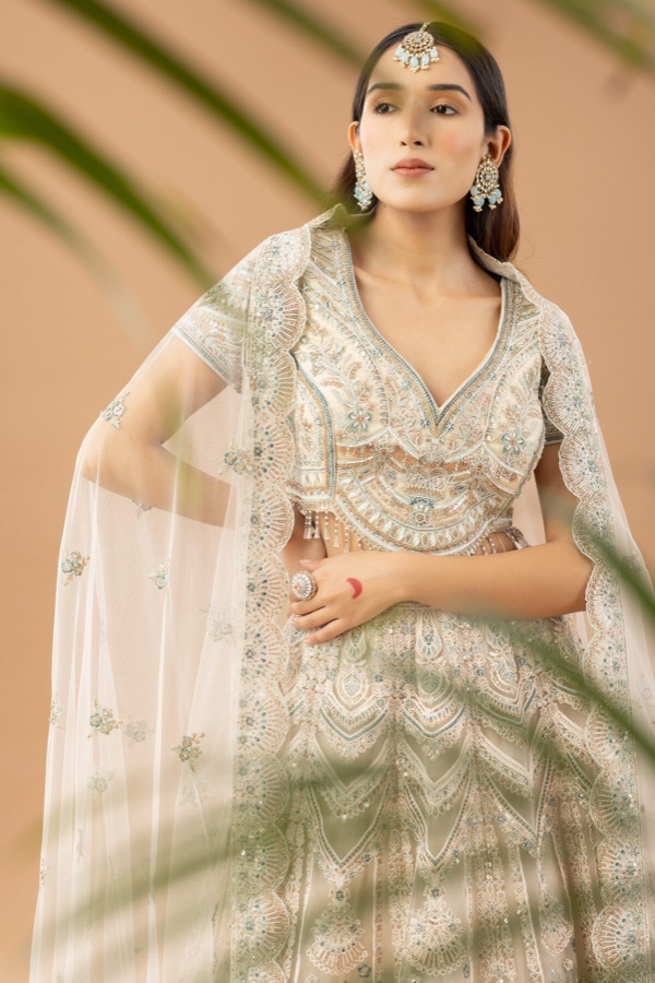 Ivory lehenga with maang tikka, bridal jewellery detail